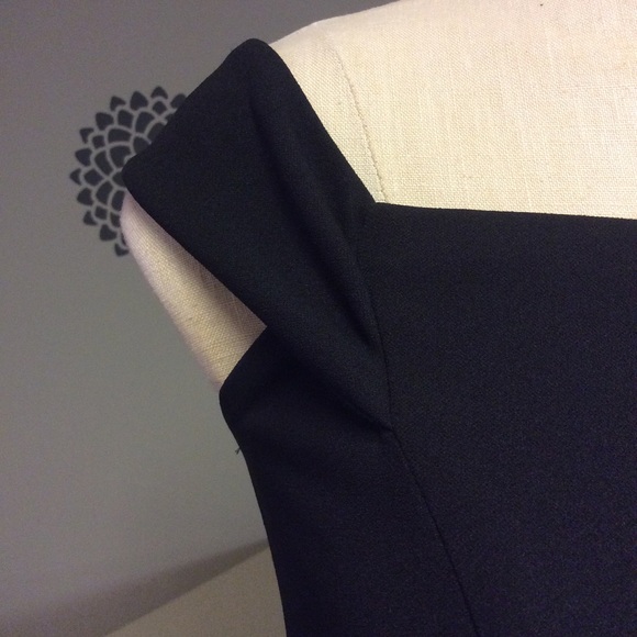 ❤️ 💰⬇️ NWT! Black Dress- Ruffle & Sleeve Detail - Picture 4 of 5